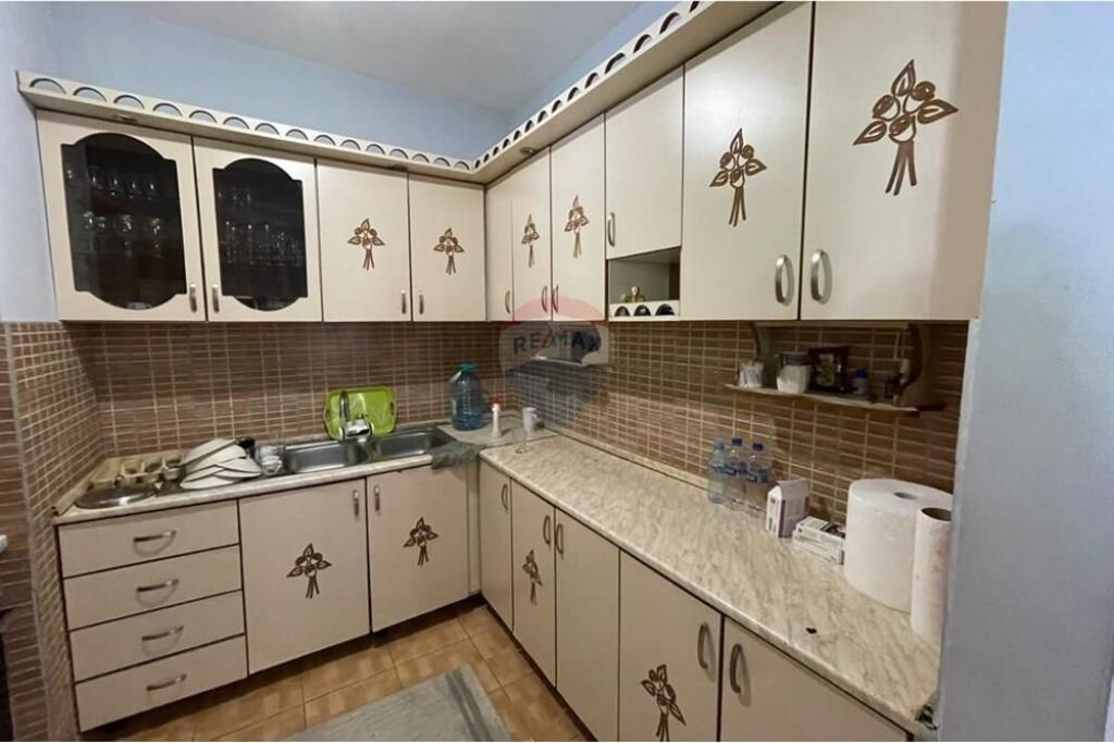 Shitet Apartament 2+1+ballkon ne Fresk