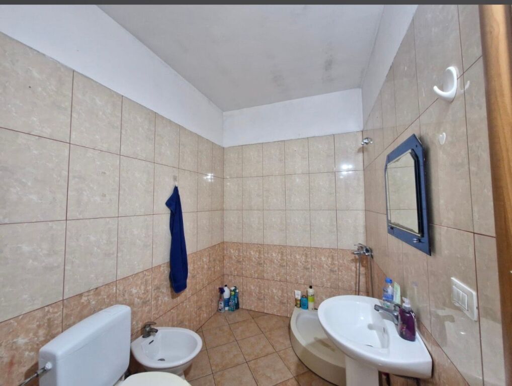 1+1,i mobiluar te bar Artisti ne astir,cmimi 400 mije leke