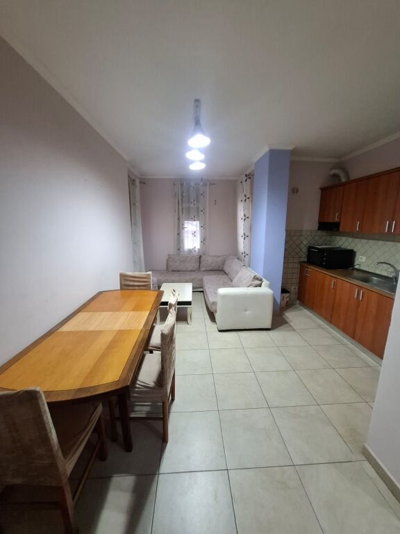 Jepet me Qera Apartament 1+1 Ne Plazh Hekurudha