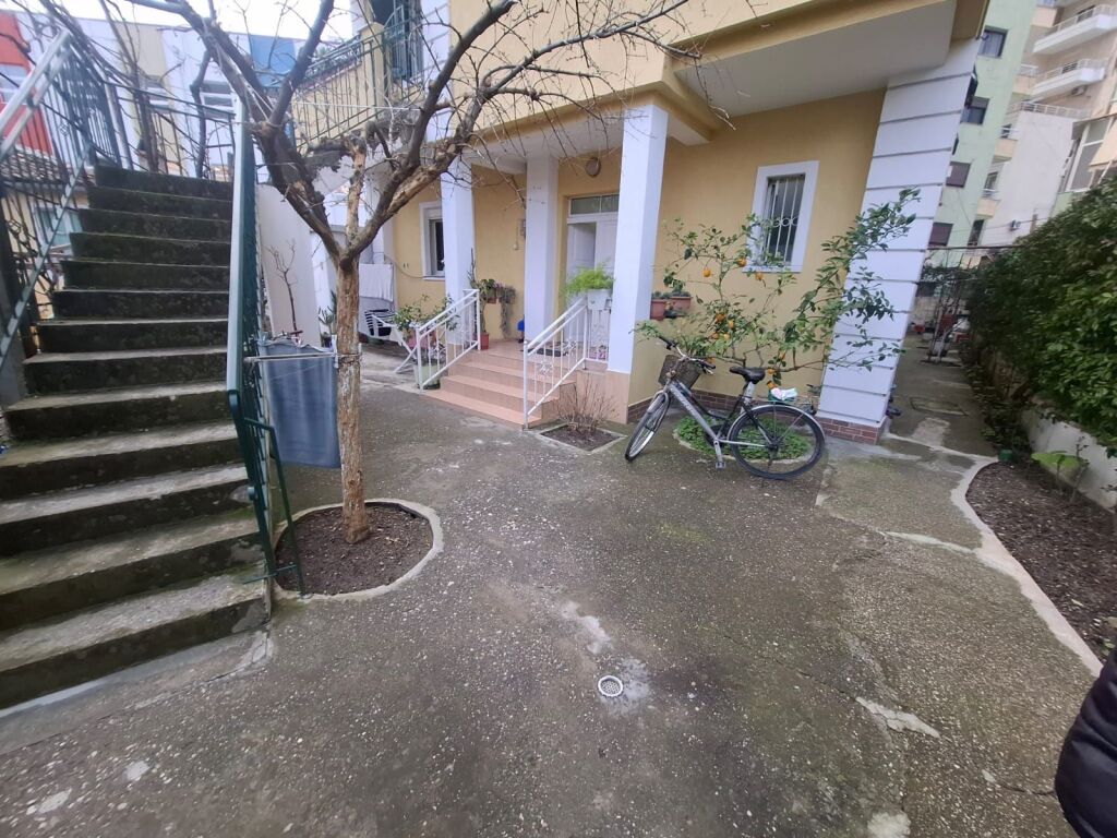 Jepet me Qera Shtepi Private 2+1 Tek Shkodha  Kushtrimi i Liris