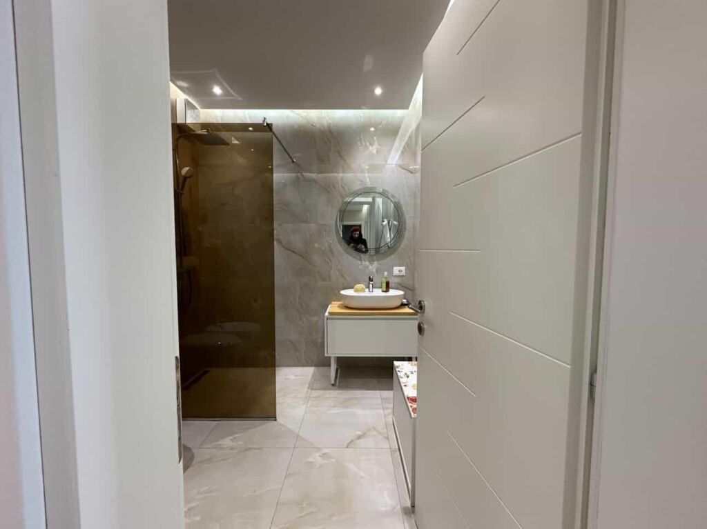 Apartament 2+1+2 me verande pamje deti