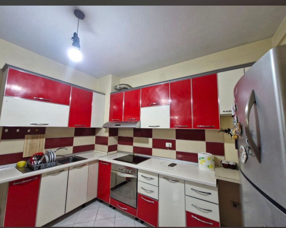 1+1,i mobiluar te bar Artisti ne astir,cmimi 400 mije leke