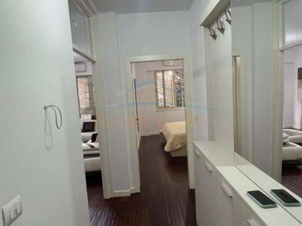 Shitet, Apartament 1+1, Fresku, Tiranë