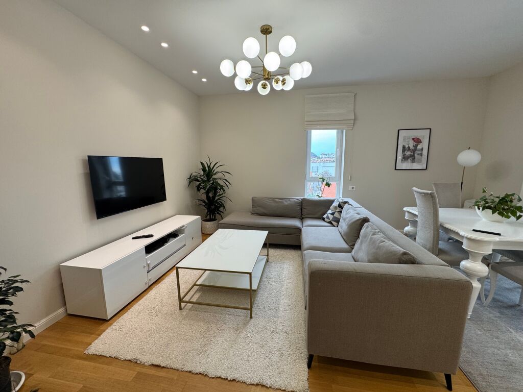 Apartament 2+1 tek Kopshti Botanik tek Xhamia!