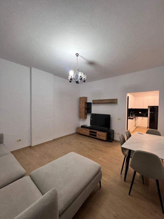 Apartament 2+1 i sapo rinovuar tek Shkolla "Eftali Koci"
