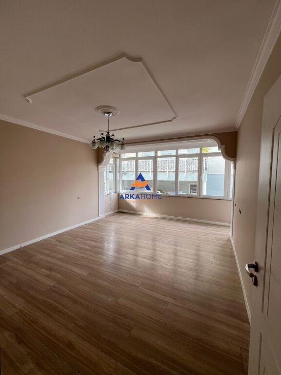 JEPET ME QIRA VILË 2 KATE 250M2 "BLLOKU I VILAVE, SELITË" 2.500 EURO