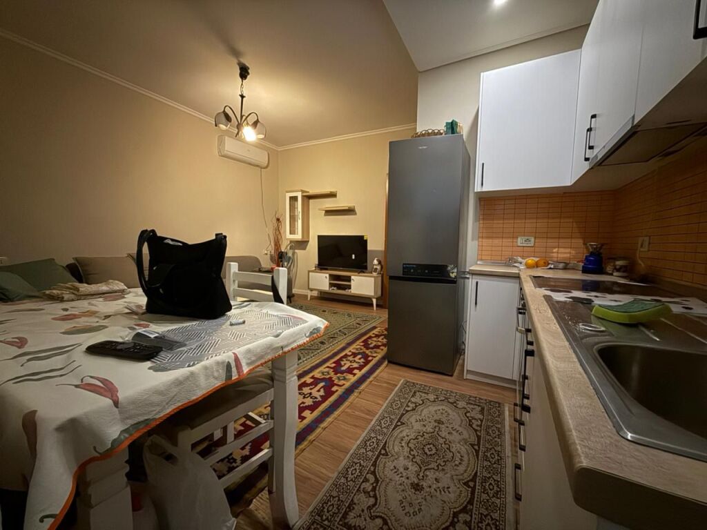 Jepet me Qira Apartament 2+1 Rruga Fortuzi, Qender