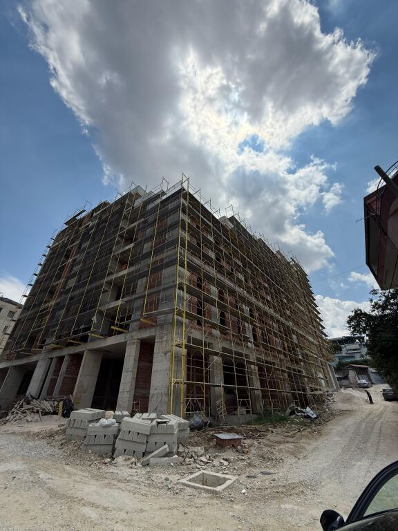 🏢 Shitet Apartament 1+1 – Ali Dem, pranë ish-Burgut të Grave