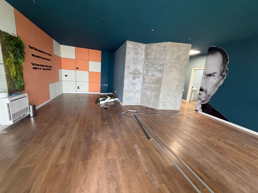 Office space, Paris Commune, te kika 2,1 million and 200 thousand lek