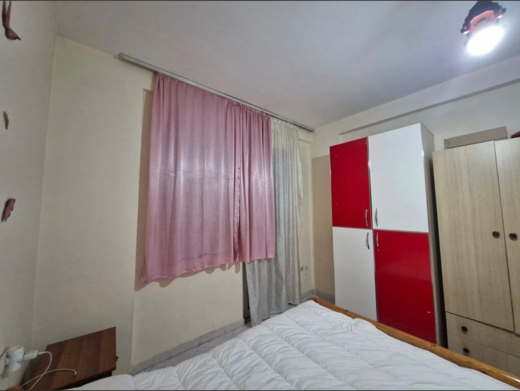 1+1,i mobiluar te bar Artisti ne astir,cmimi 400 mije leke