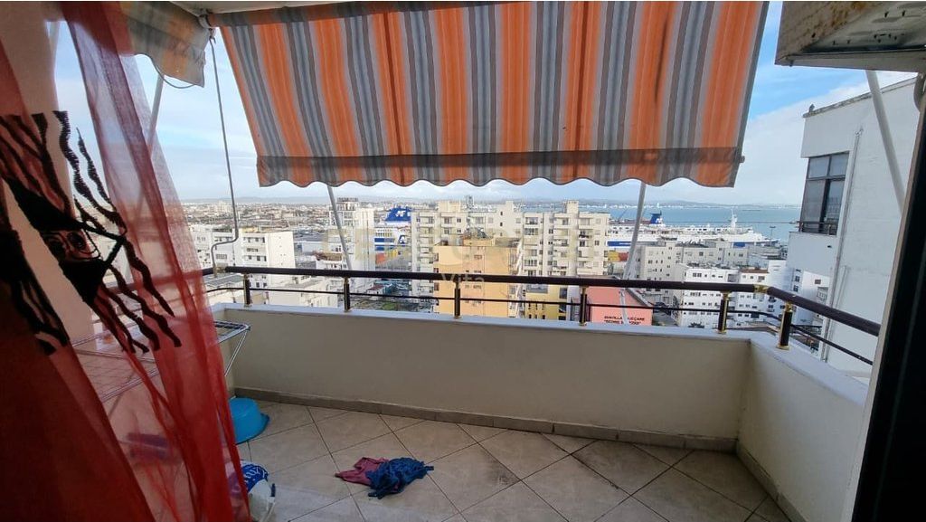2+1 apartment in the heart of Durres with panoramic view of the sea and the Port, top floor with elevator