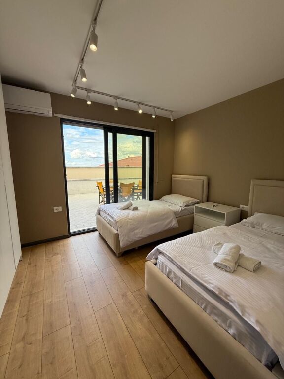 Apartament per shitje 2+1+2+verande Paranë Liqenit të Farkës