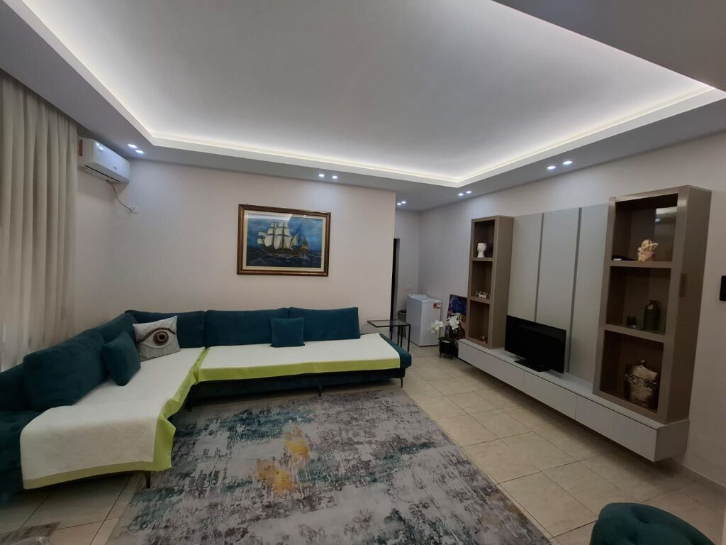 Jepet me Qera Apartament 1+1 Tek Shkembi i kavajes