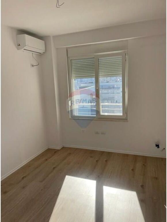 OFFICE FOR RENT WITH 3 WORK SPACES IN THE PARIS COMMUNE