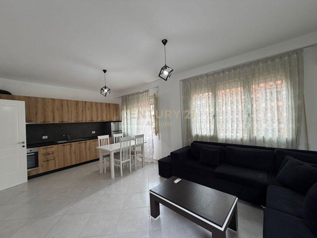 OKAZION SHITET APARTAMENTI 1+1 PRANE KOMPLEKS FRATARI , KOPSHTI BOTANIK!