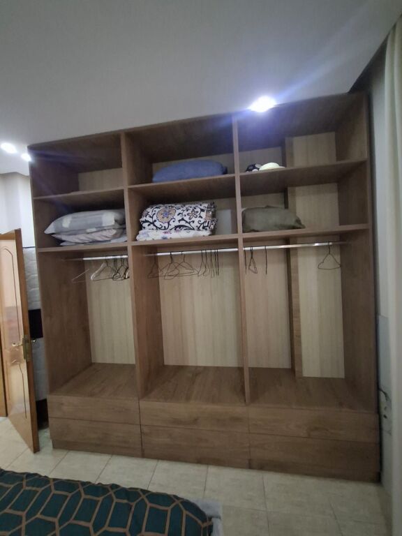 Jepet me Qera Apartament 1+1 Tek Shkembi i kavajes