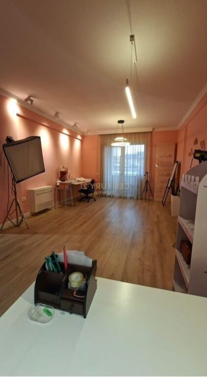 Ambjent komercial per Qera