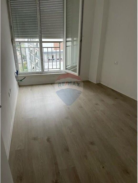 OFFICE FOR RENT WITH 3 WORK SPACES IN THE PARIS COMMUNE