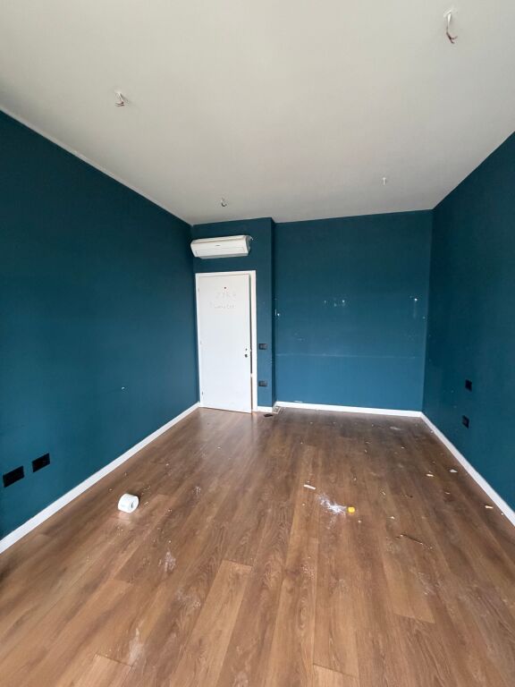 Office space, Paris Commune, te kika 2,1 million and 200 thousand lek