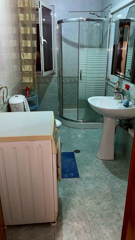 🏢Ex Parco Autobus, vicino a Xhino Bar, affittasi appartamento 1+1 arredato 45,000Leke    