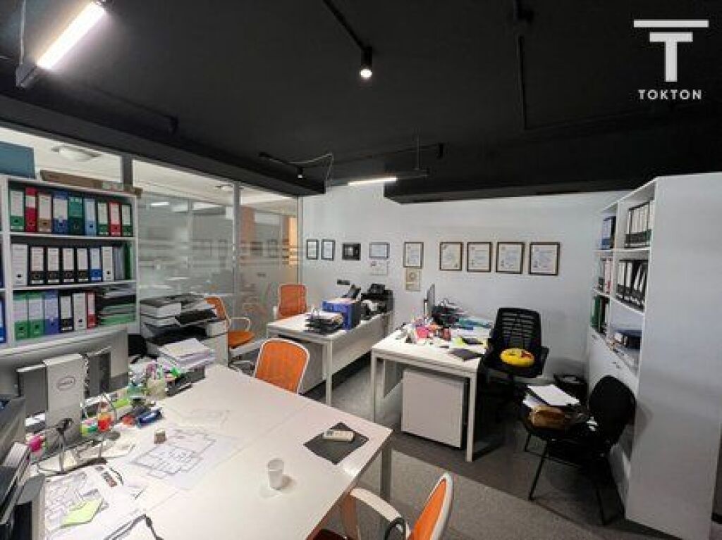 QIRA, AMBIENT PER ZYRA, PAZARI I RI, TIRANE