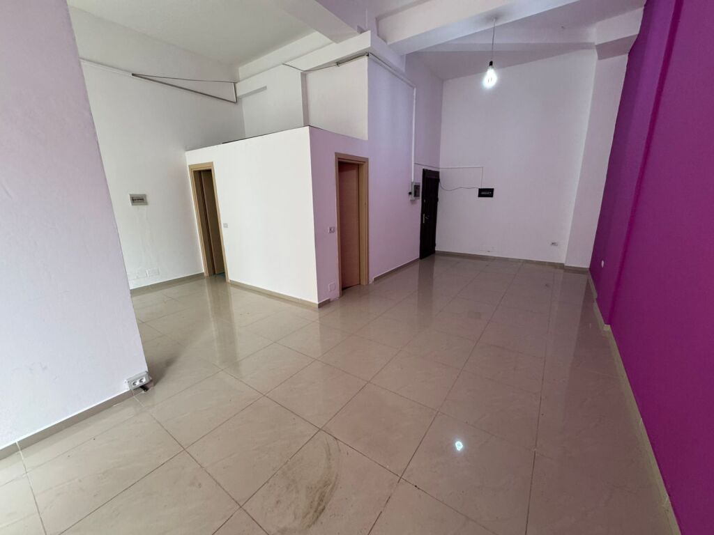 ambient komercial me qira ne Astir.