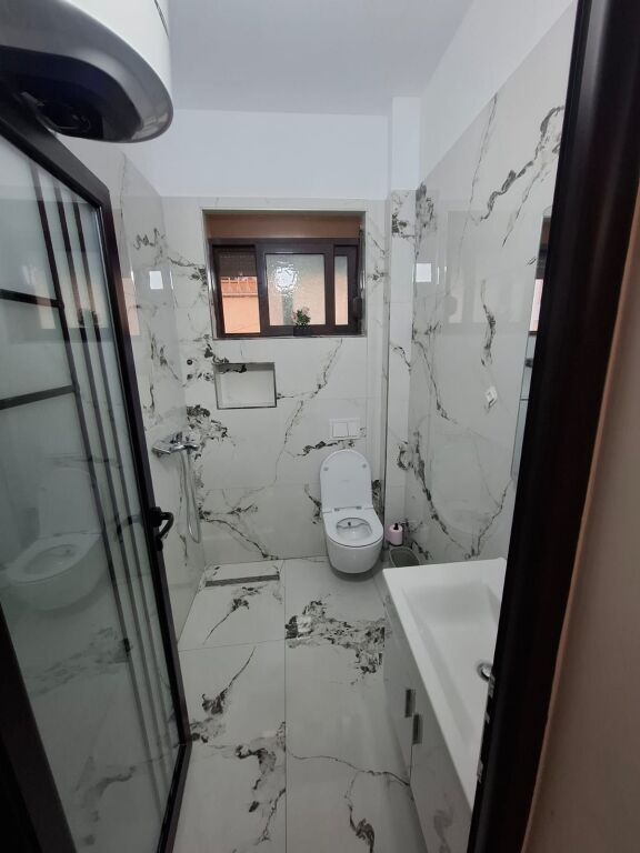 Jepet me Qera Apartament 1+1 Tek Shkembi i kavajes