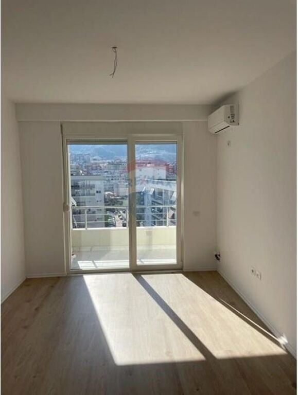 OFFICE FOR RENT WITH 3 WORK SPACES IN THE PARIS COMMUNE