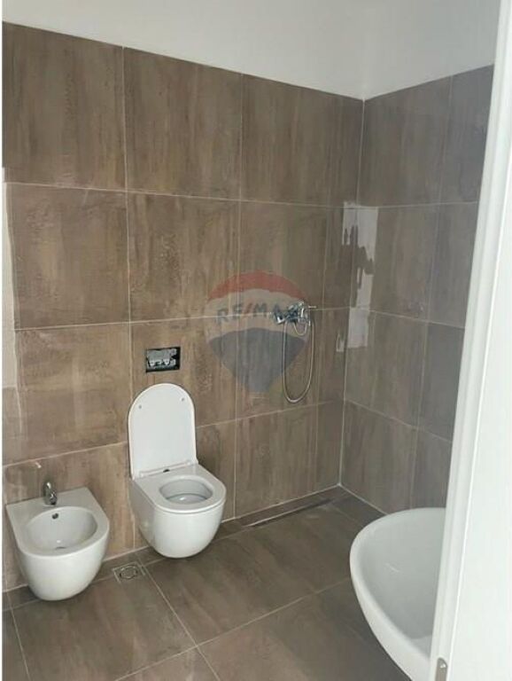 OFFICE FOR RENT WITH 3 WORK SPACES IN THE PARIS COMMUNE