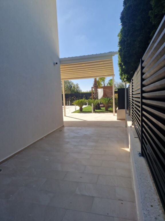 Spille,vile luksi me pishine ,buze rruges se asfaltuar,300 m para xhamise