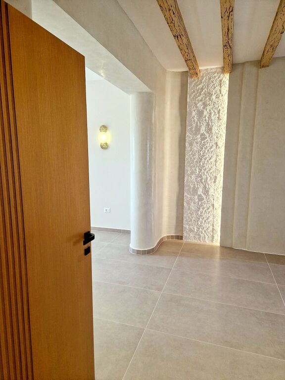 Spille,vile luksi me pishine ,buze rruges se asfaltuar,300 m para xhamise