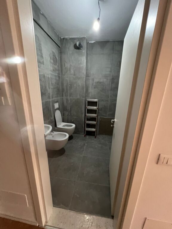 Jepet me qera ambienti 1+1 per Banim ose Biznes ne Univers City, i sapoinvestuar, Pallat i ri