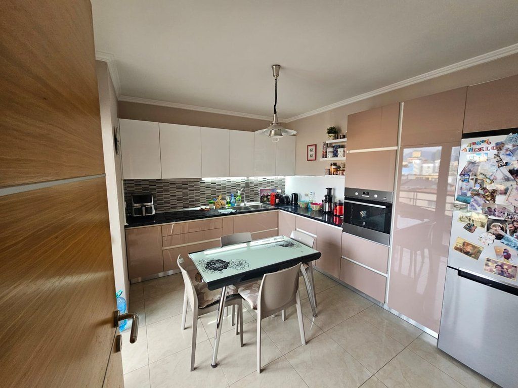 Apartament 3+1+2 per shitje prane Liqenit Artificial, Art Turbina