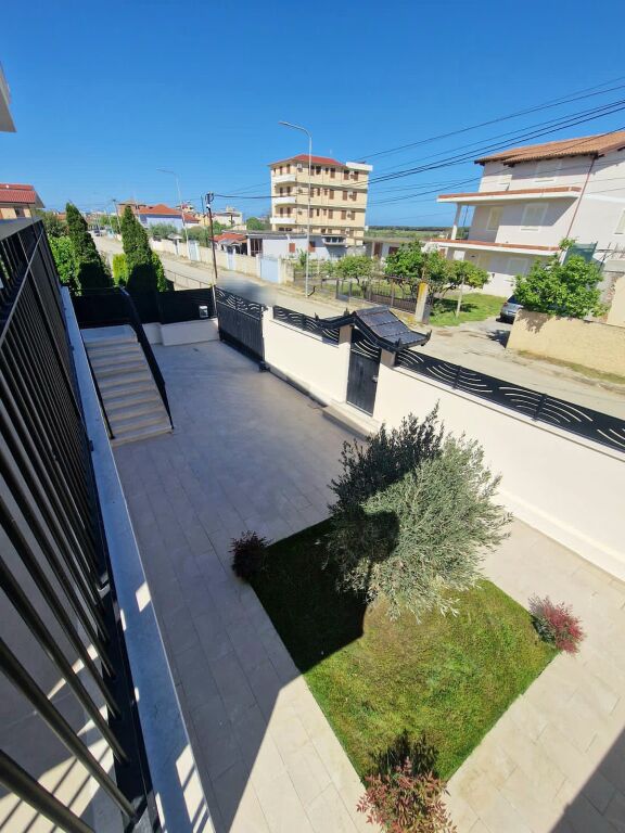 Spille,vile luksi me pishine ,buze rruges se asfaltuar,300 m para xhamise