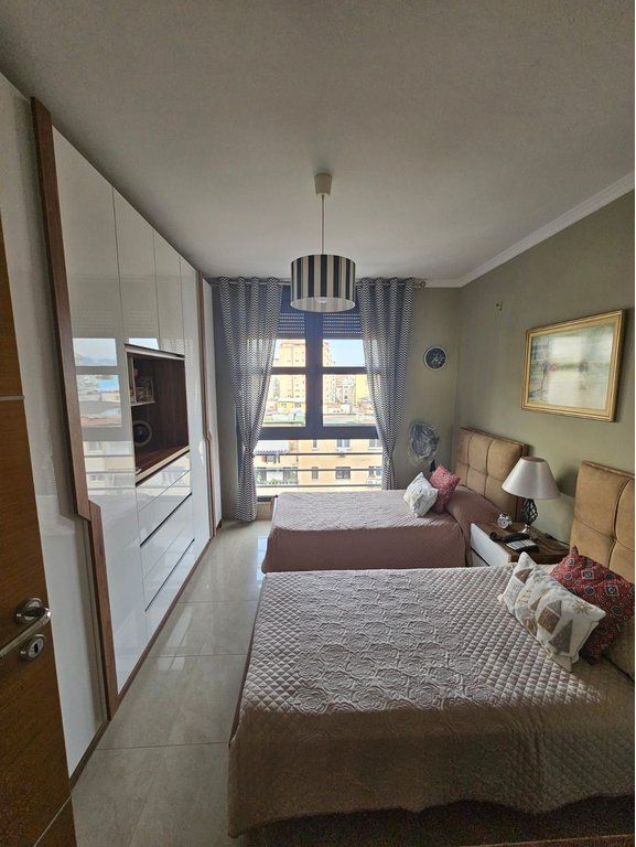 Apartament 3+1+2 per shitje prane Liqenit Artificial, Art Turbina