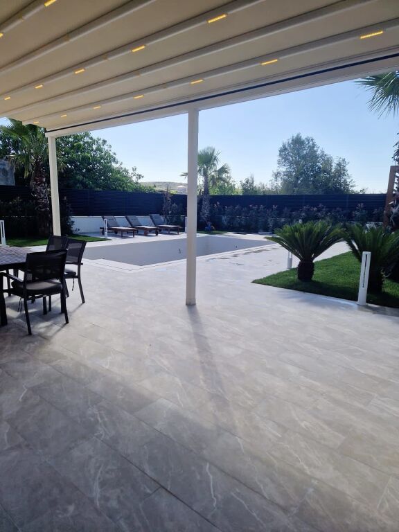 Spille,vile luksi me pishine ,buze rruges se asfaltuar,300 m para xhamise