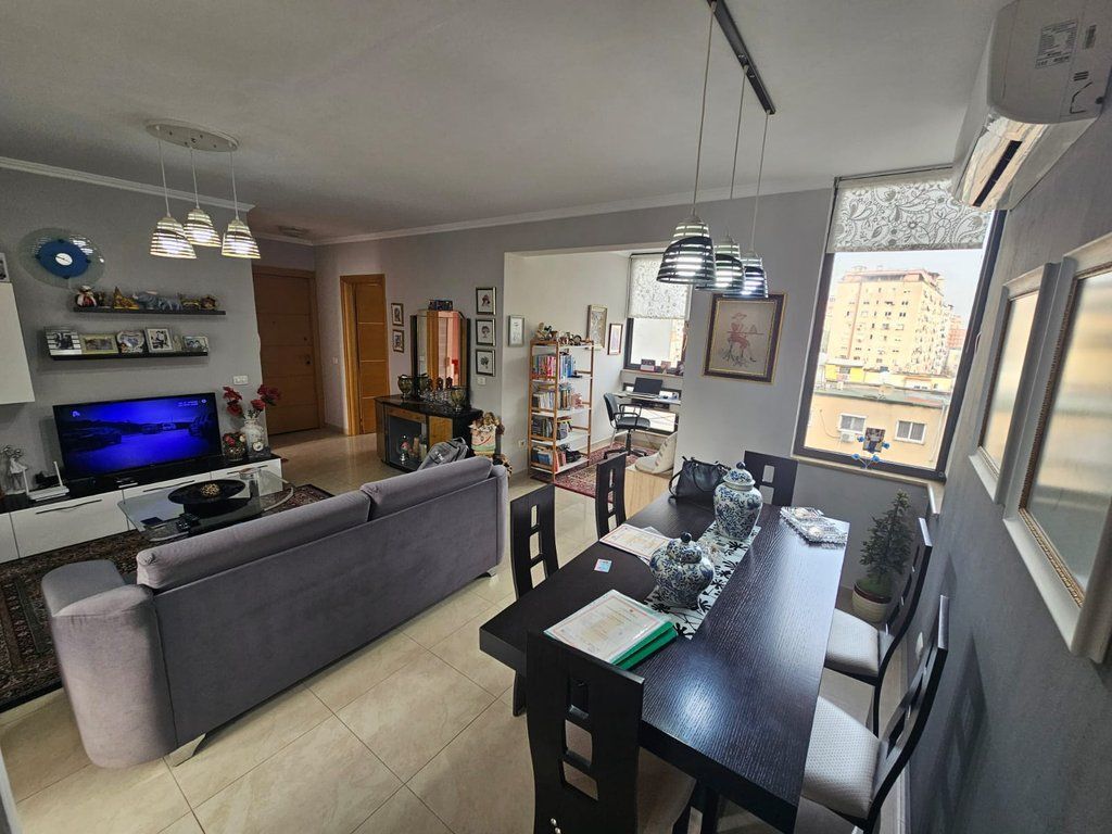 Apartament 3+1+2 per shitje prane Liqenit Artificial, Art Turbina