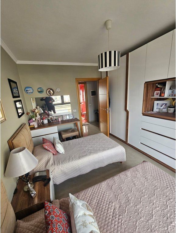 Apartament 3+1+2 per shitje prane Liqenit Artificial, Art Turbina