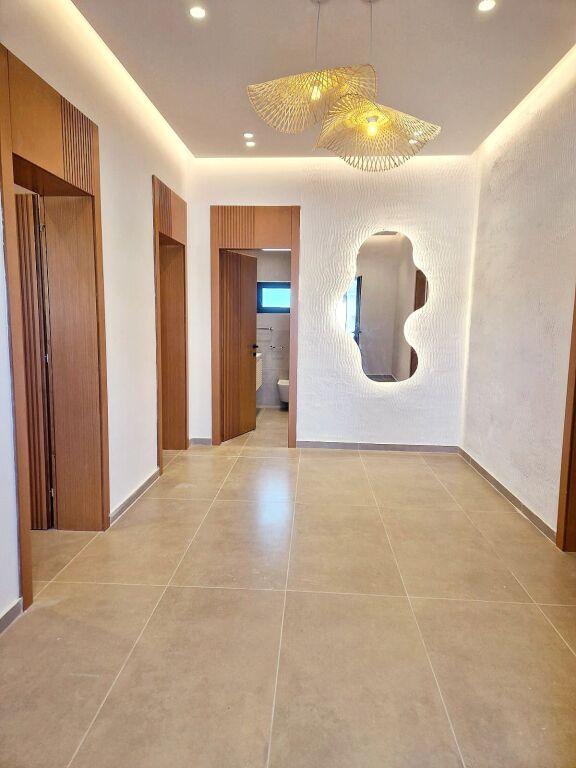 Spille,vile luksi me pishine ,buze rruges se asfaltuar,300 m para xhamise