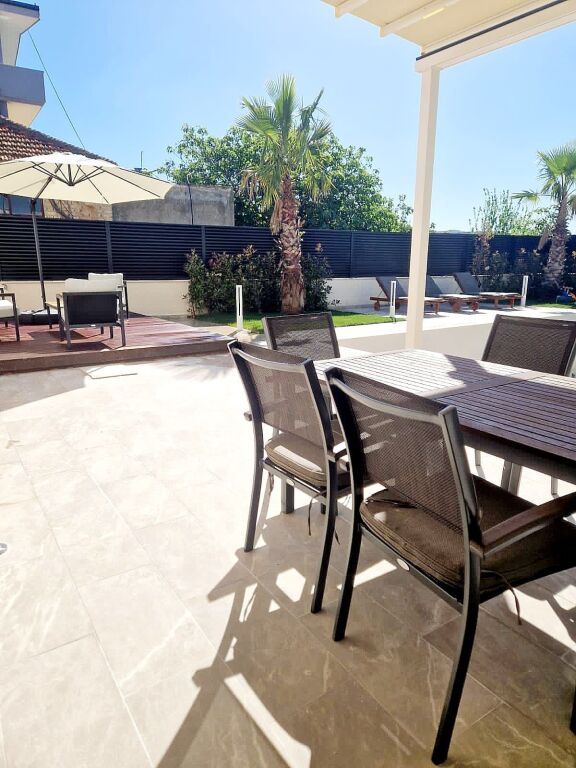 Spille,vile luksi me pishine ,buze rruges se asfaltuar,300 m para xhamise