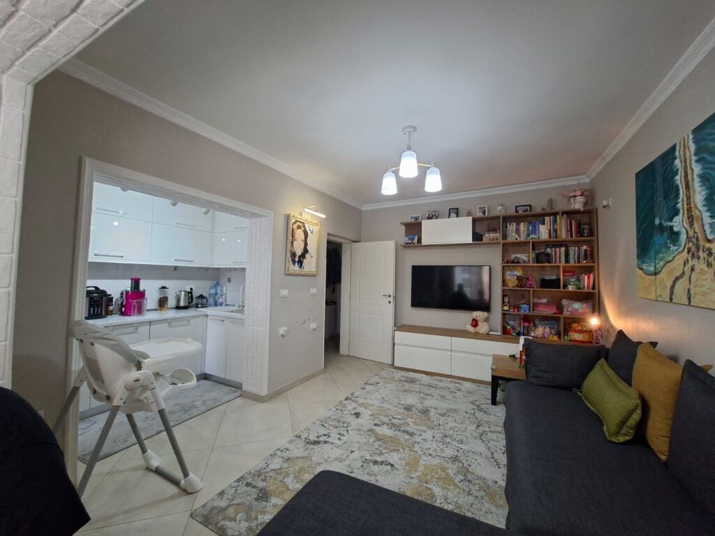 Shitet apartament 1+1 me hipotek ne Kamez