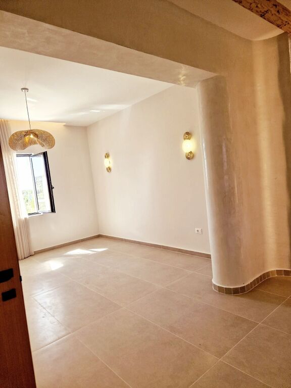 Spille,vile luksi me pishine ,buze rruges se asfaltuar,300 m para xhamise