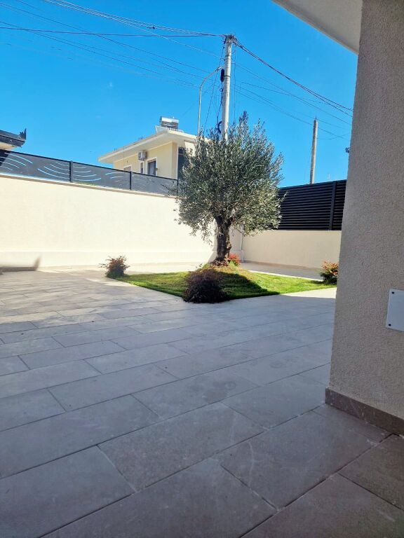 Spille,vile luksi me pishine ,buze rruges se asfaltuar,300 m para xhamise