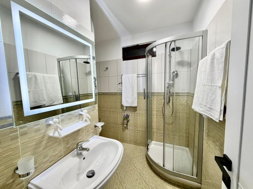 JEPET ME QIRA APARTAMENT 3+1+2, PRANE GJYKATES SE RRETHIT TIRANE