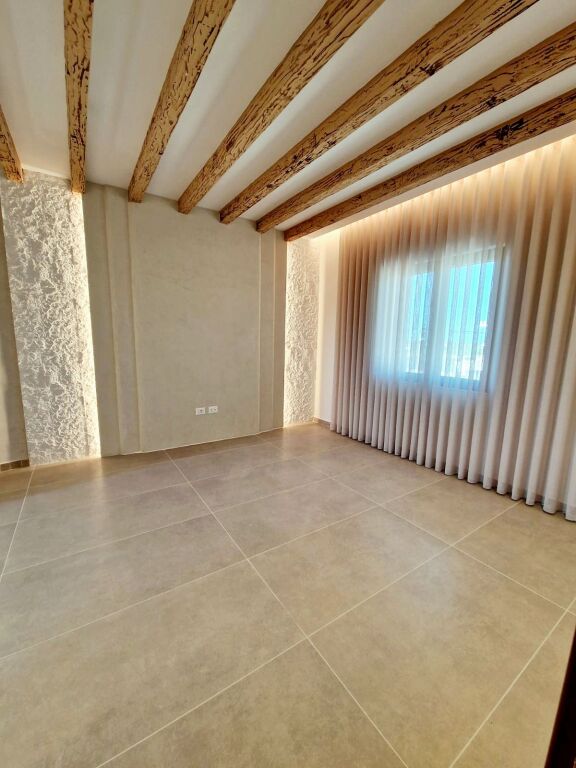 Spille,vile luksi me pishine ,buze rruges se asfaltuar,300 m para xhamise