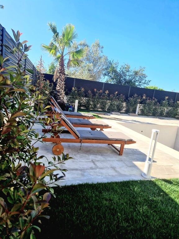 Spille,vile luksi me pishine ,buze rruges se asfaltuar,300 m para xhamise