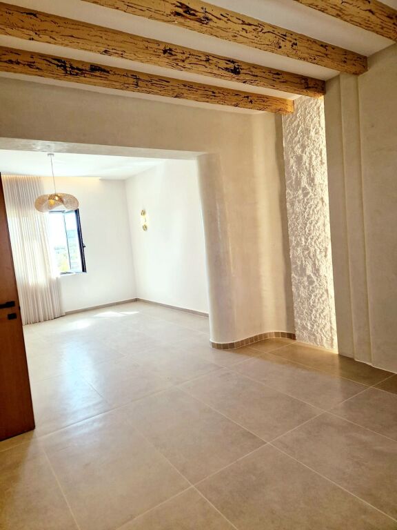 Spille,vile luksi me pishine ,buze rruges se asfaltuar,300 m para xhamise