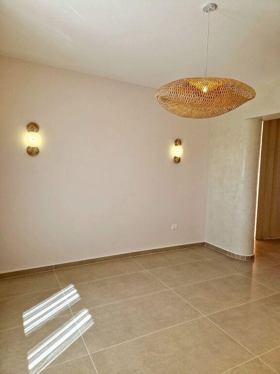 Spille,vile luksi me pishine ,buze rruges se asfaltuar,300 m para xhamise