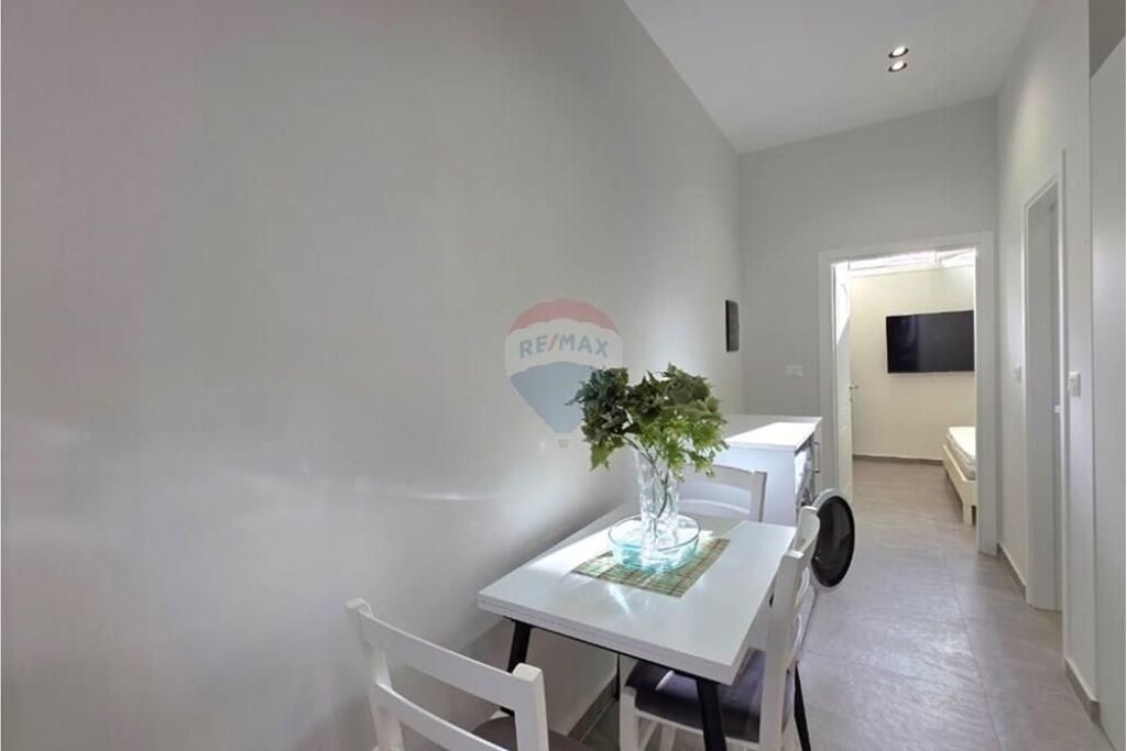 Apartament 1+1 me Qira – Zona Topana, Vlorë