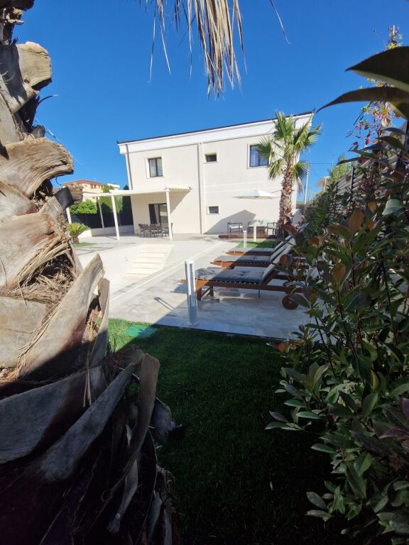 Spille,vile luksi me pishine ,buze rruges se asfaltuar,300 m para xhamise